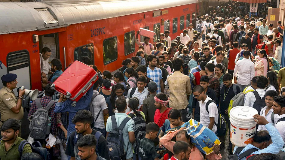 दिवाली पर बढ़ गई भीड़, जयपुर के रेलवे-बस स्टेशन पर व्यवस्था पड़ रही है कम