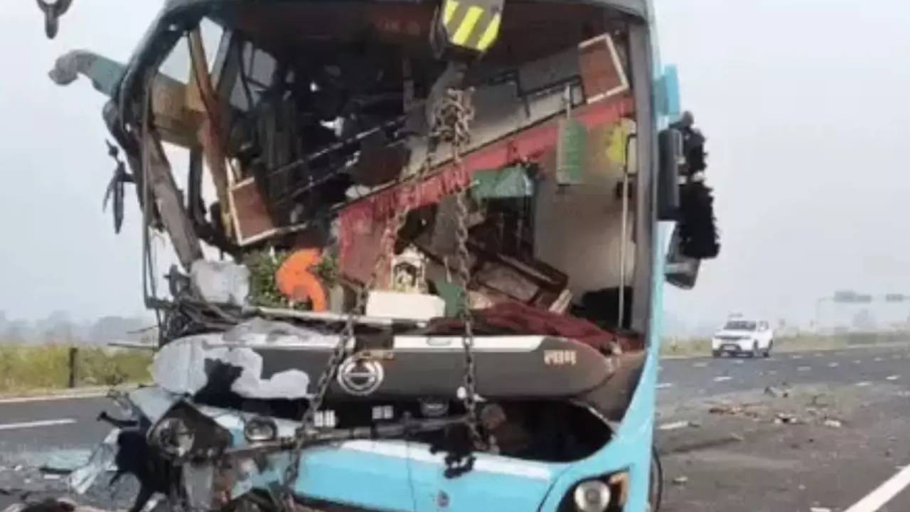 कोटा में दर्दनाक हादसा: प्राइवेट स्लीपर बस ट्रक से टकराई, दो की मौत, 12 यात्री घायल