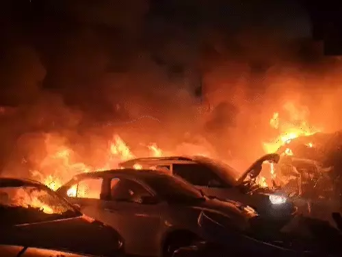 Jhunjhunu Fire: बदमाशों ने 18 लक्ज़री कारों को किया ख़ाक, पुलिस की लापरवाही के चलते मन्नत मोटर्स पर पेट्रोल बम से हमला