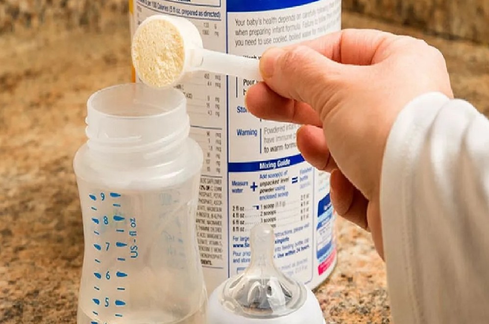 Right Way to make Formula Milk: नवजात शिशु के लिए फॉर्मूला मिल्क कैसे बनाएं? 3 सबसे जरूरी बातें जिन्हें नजरअंदाज करने से बच्चे की सेहत पर पड़ सकता है बुरा असर