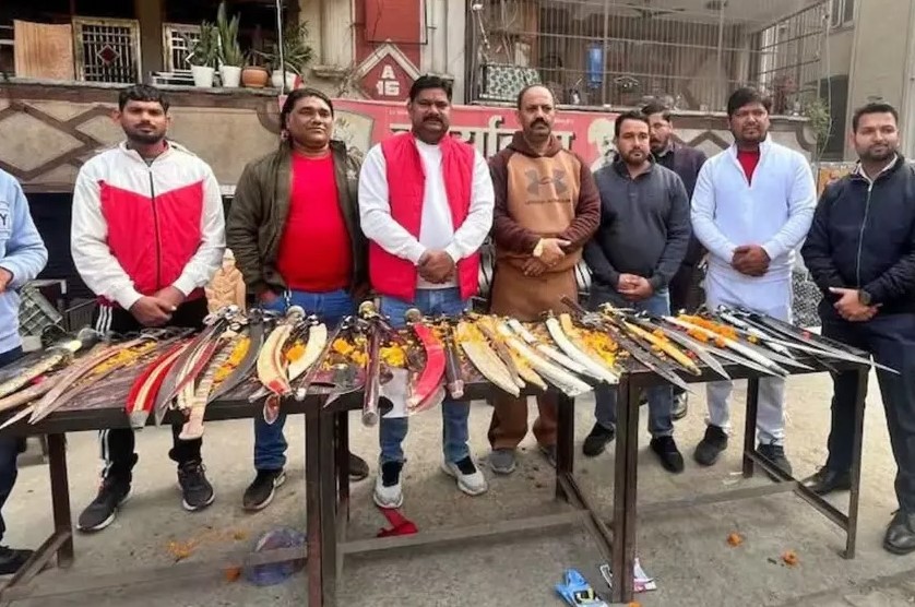 गाजियाबाद में हिंदू रक्षा दल 'आत्मरक्षा' के लिए बाँट रहा था तलवारें, फिर पुलिस की धरपकड़! वायरल वीडियो के पीछे 10 गिरफ्तार 
