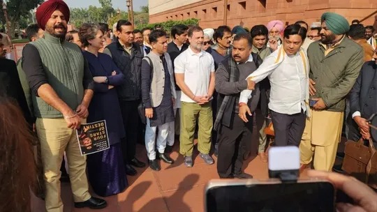 लोकसभा में बवाल! कागज फेंकने वाले 8 विपक्षी सांसद सस्पेंड, बोले- ये सरकार शाखा चला रही है क्या?