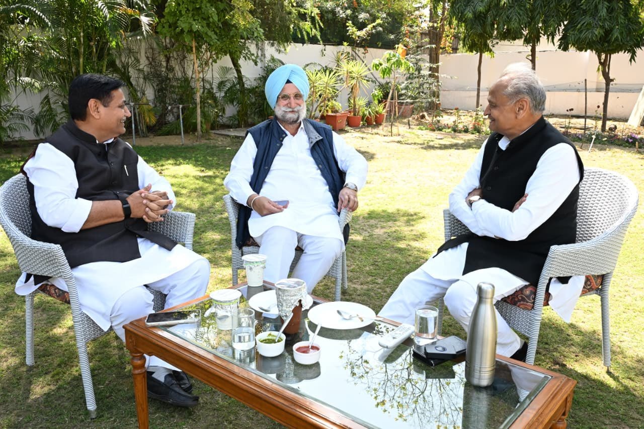 गहलोत आवास पर सियासी खिचड़ी! रंधावा-डोटासरा की मीटिंग में क्या पक रहा है?”