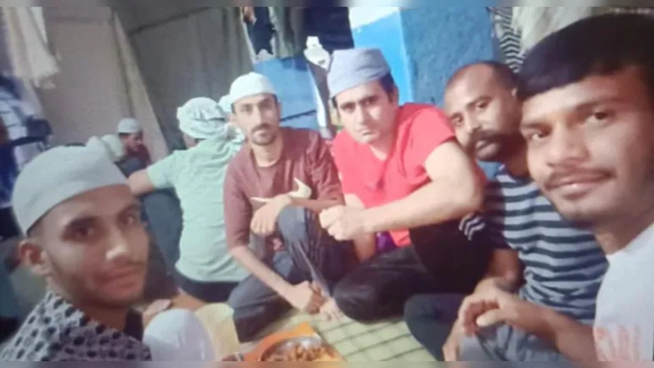 जेल में इफ्तार पार्टी करते कैदियों की फोटो वायरल, तलाशी में मिला ये सामान
