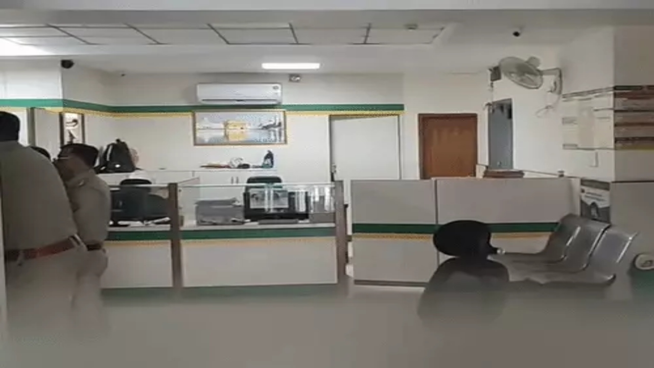 Ghaziabad bank manager shot by guard