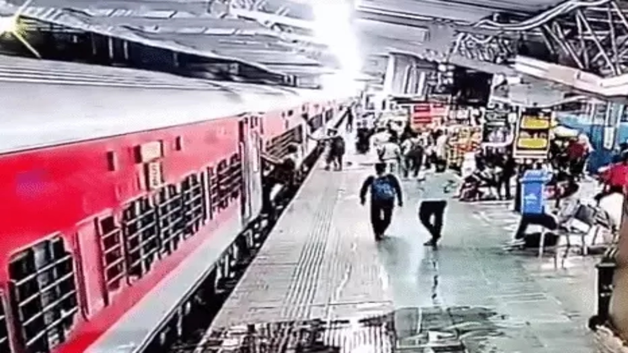 ट्रेन में चढ़ने समय गिरी महिला यात्री, जोधपुर रेलवे स्टेशन की घटना, जानें कैसे बची जान?