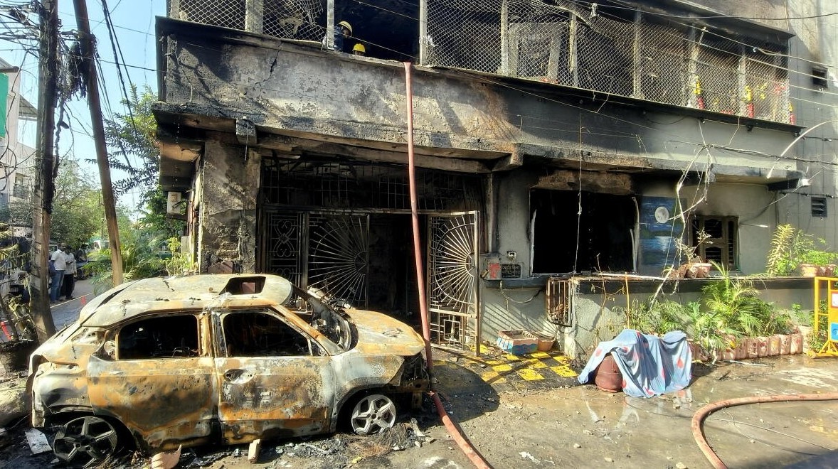 Indore: EV कार चार्जिंग के दौरान शॉर्ट सर्किट, तीन मंज़िला घर जला, डिजिटल लॉक खुल तक नहीं पाए, अंदर फंसे 8 लोगों की मौत 