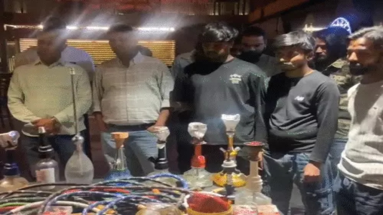 अपैक्स माॅल में चल रहे अवैध हुक्का बार पर पुलिस की कार्रवाई, 11 हुक्के समेत ये सामान किया जब्त