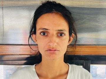 सीकर में ड्रग तस्करी का ग्लैमरस चेहरा बेनकाब, स्कूटी पर MDMA सप्लाई करने वाली युवती गिरफ्तार 