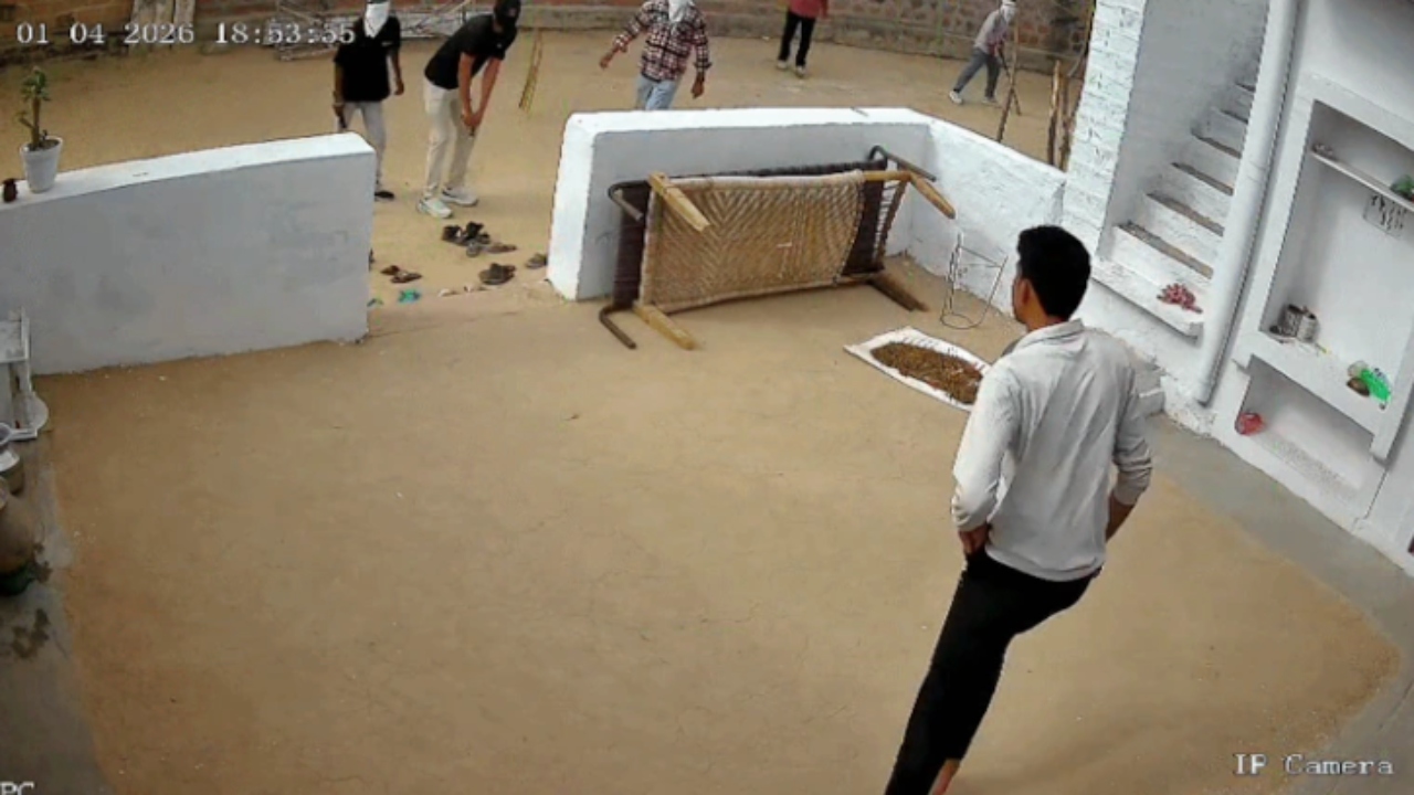 बालोतरा में बंदूकधारी बदमाशों से भिड़ी महिलाएं, झाडू लेकर पीछे भागी, देखें वीडियो