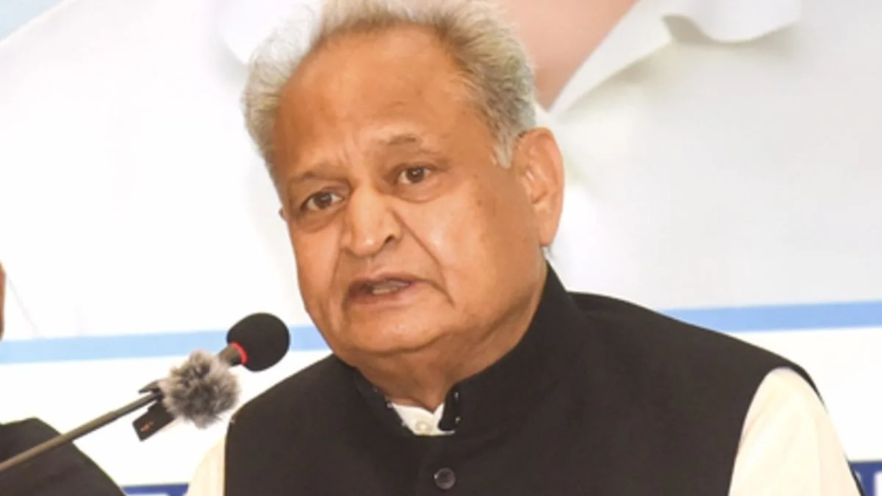 'इनकी लड़ाई सड़कों पर आ गई...', पूर्व सीएम गहलोत का बीजेपी पर निशाना, वसुंधरा को लेकर कह दी बड़ी बात