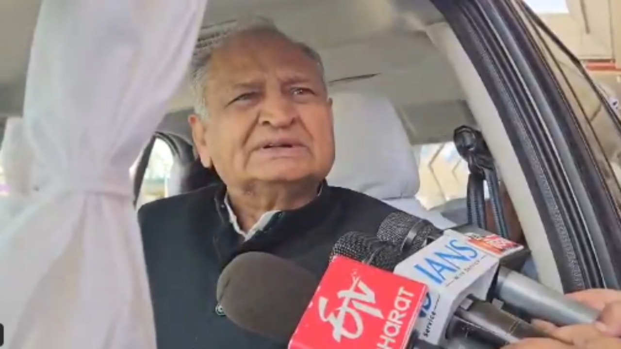 'सरकार को तुरंत बर्खास्त कर देना चाहिए...', पंचायत चुनाव में देरी पर भड़के पूर्व सीएम गहलोत, जानें क्या कहा?