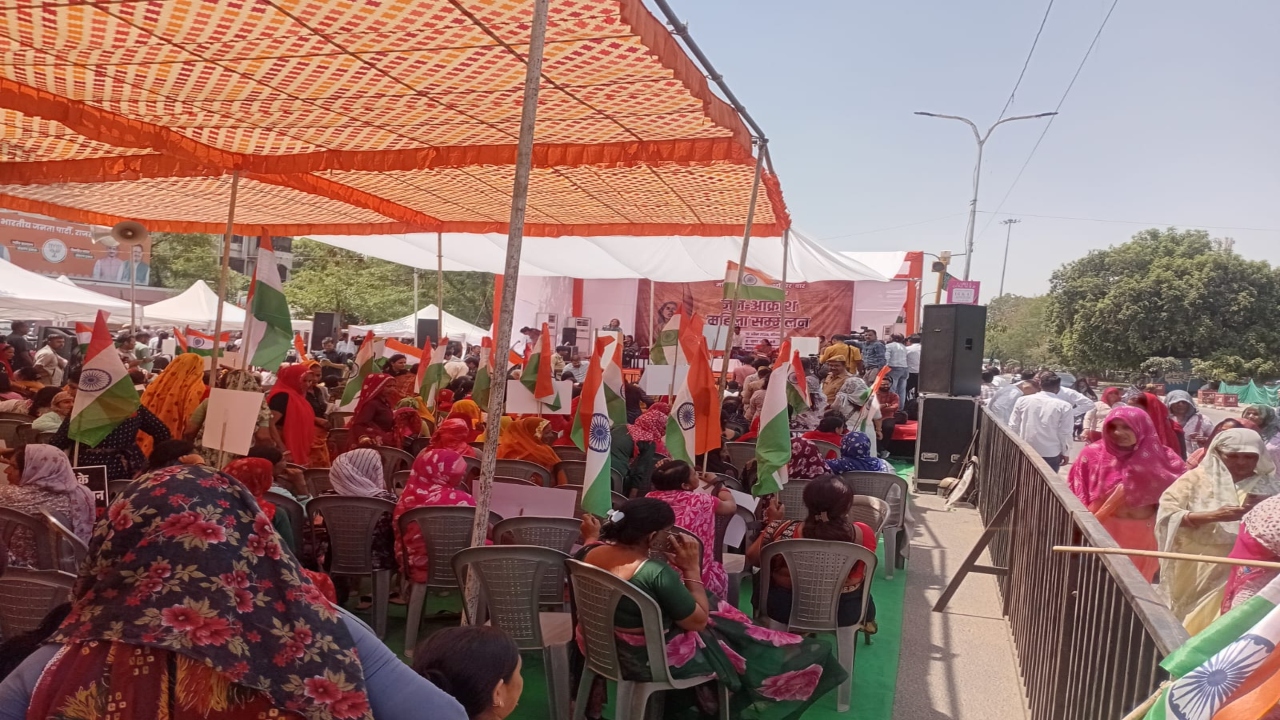 आरक्षण बिल गिरने पर बीजेपी महिला मोर्चा का जयपुर में प्रदर्शन, डिप्टी सीएम बोलीं- 'विपक्ष को घर में मत घुसने देना' 