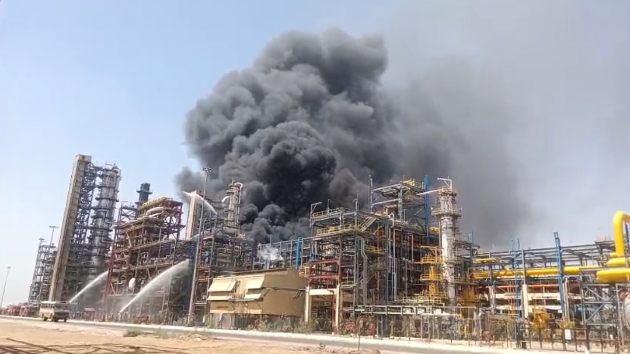 पचपदरा रिफाइनरी में उद्घाटन से पहले लगी आग, आग बुझाने में जुटी कई दमकलें