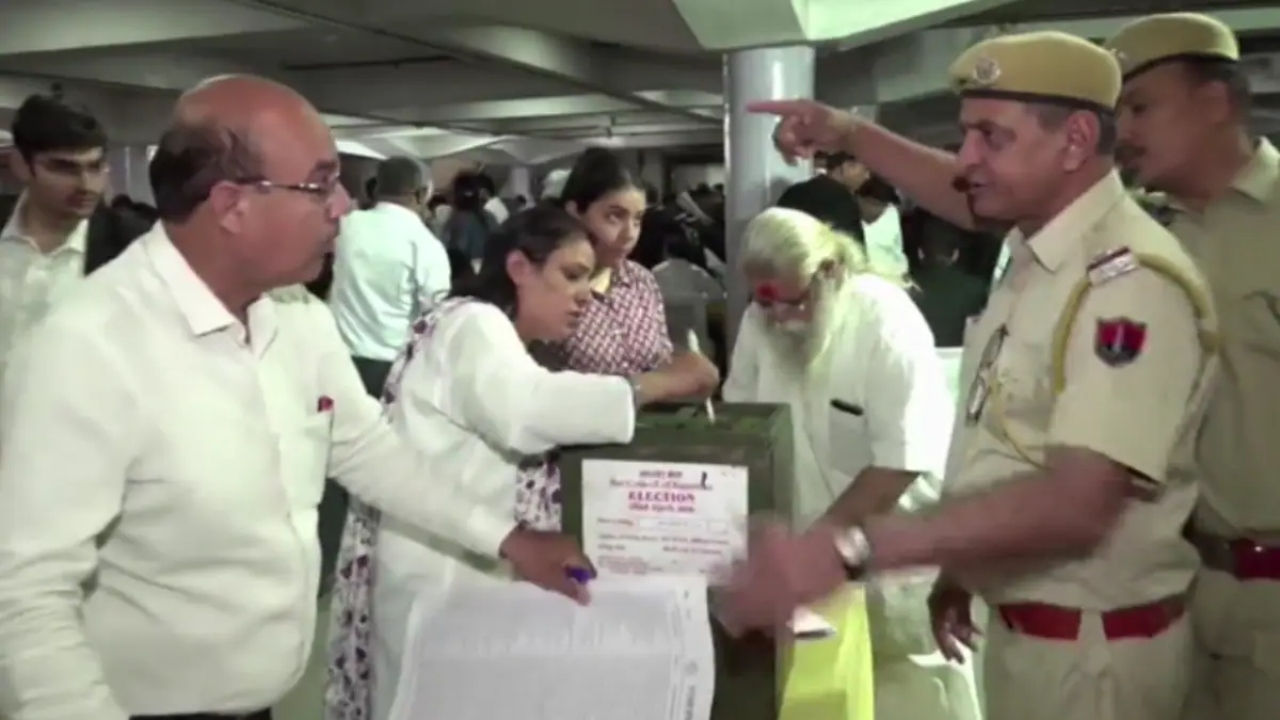 हाईकोर्ट में बार काउंसिल चुनाव के दौरान हंगामा, फर्जी वोटिंग के आरोप, जानें क्या बोले वकील?