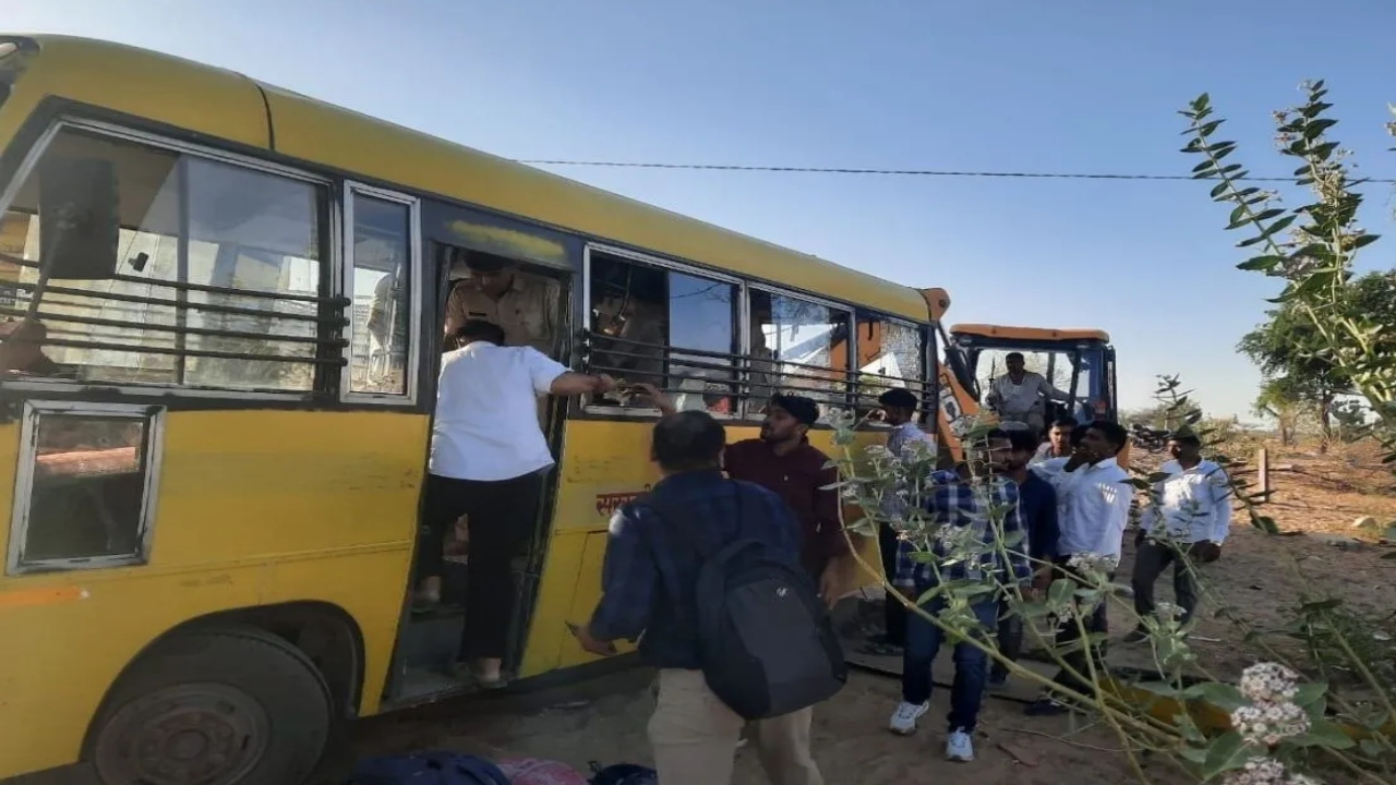 बाड़मेर में बच्चों से भरी बस को ट्रक ने मारी टक्कर, एक की मौत, 20 गंभीर घायल