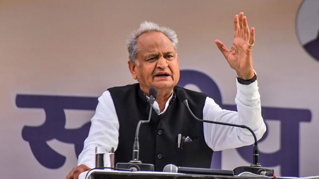 'पेट्रोल-पंपों पर लोगों की लाइन लग रही...', पूर्व सीएम गहलोत का बीजेपी पर निशाना, बोले- 'इनका एक ही काम बार-बार झूठ बोलो'