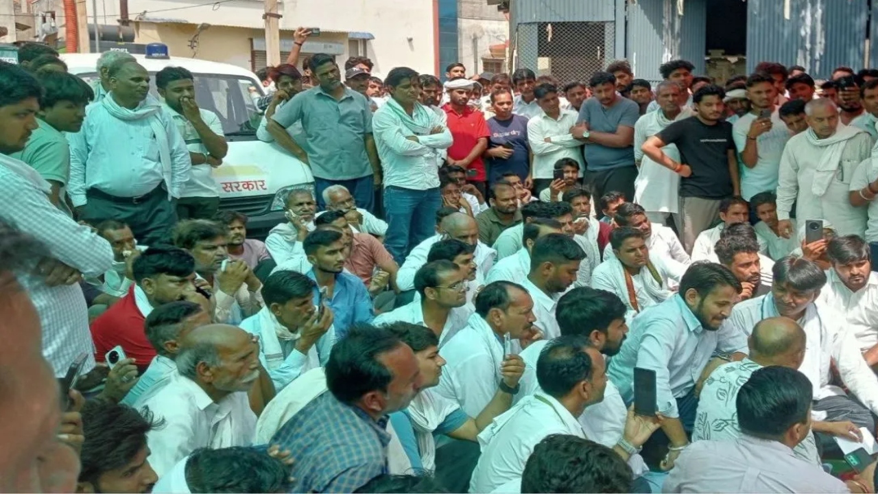 दौसा में बाइक चोरी के शक में युवक की हत्या के बाद धरने पर बैठे परिजन, 8.5 लाख रुपये और संविदा नौकरी पर बनी सहमति 