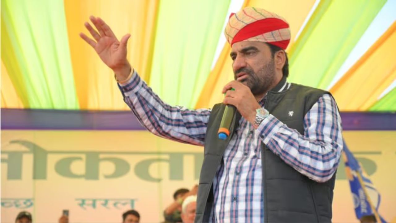 भजनलाल सरकार ने घटाई RLP प्रमुख हनुमान बेनीवाल की सुरक्षा, क्या ये मूर्खाधिराज कांड का नतीजा? 