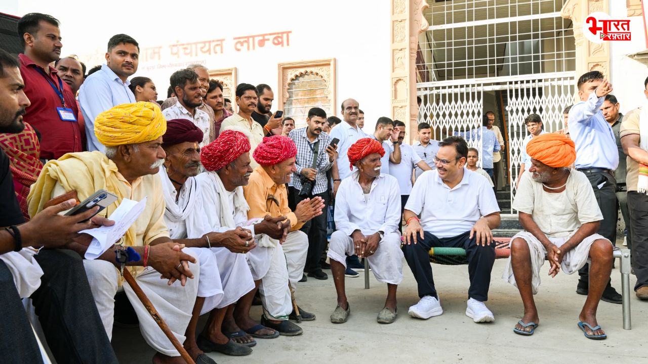 भीलवाड़ा में गांव वालों के बीच खाट पर बैठे भजनलाल ने सुनी समस्याएं, गहलोत-पायलट पर भी कसा तंज 