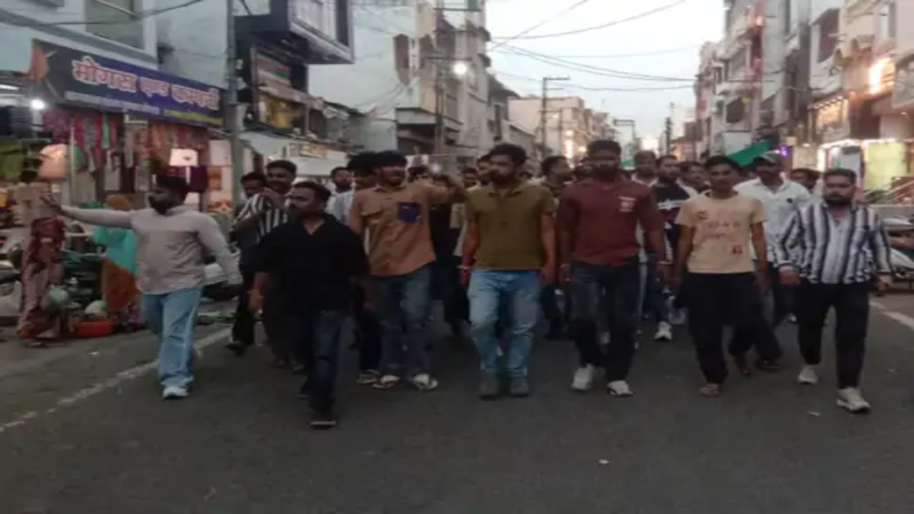 गोवंश का अवशेष मिलने के बाद हिंदू संगठनों के आह्वान पर आज प्रतापगढ़ बंद, बाजारों में सन्नाटा पसरा, भारी पुलिस बल तैनात