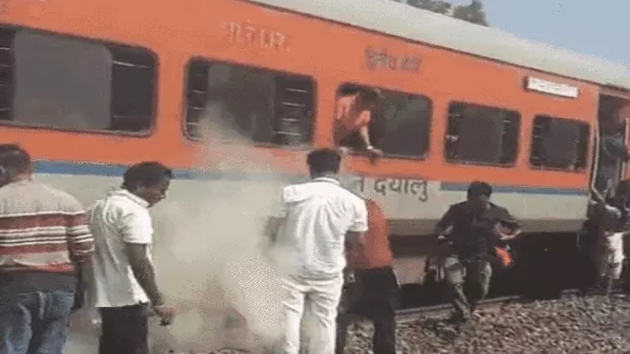 रणथंभौर एक्सप्रेस के जनरल  कोच में अचानक उठने लगा धुआं, घबराकर डिब्बे से उतरे यात्री, जानें पूरा मामला  