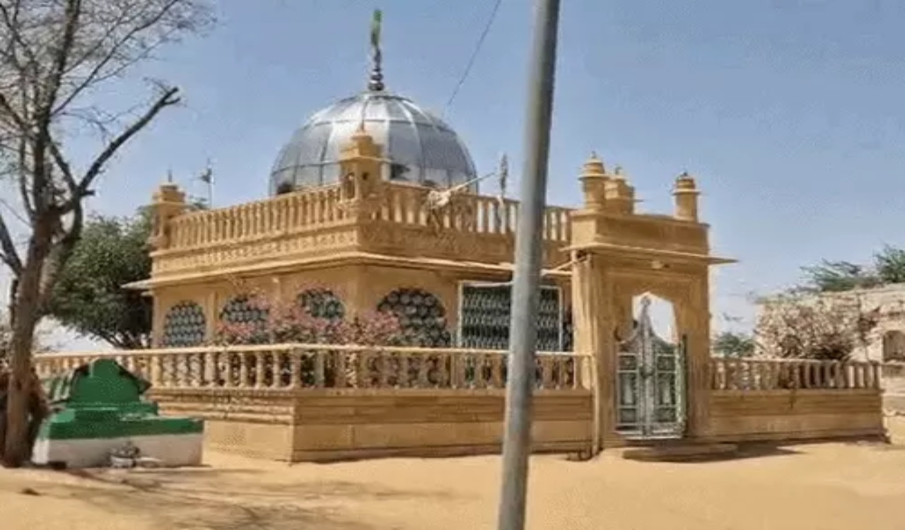 जैसलमेर में 'ऑपरेशन क्लीन' का असर, ढहेगी 250 साल पुरानी दरगाह! प्रशासन ने मांगे कागज, नहीं दिखाने पर होगी कार्रवाई