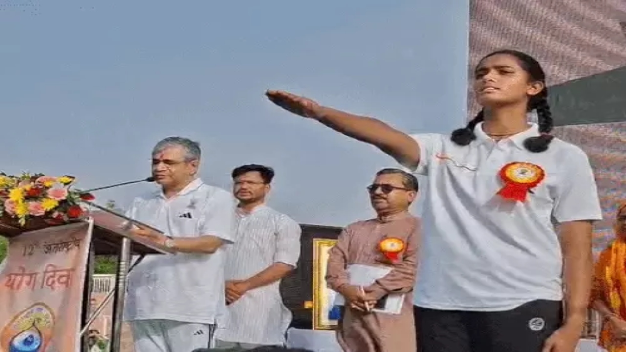 'जादूगर को जादू करने दो...', बीकानेर में रेल मंत्री ने पूर्व सीएम अशोक गहलोत पर साधा निशाना, बीकानेर-साबरमती रेल सेवा का शुभारंभ